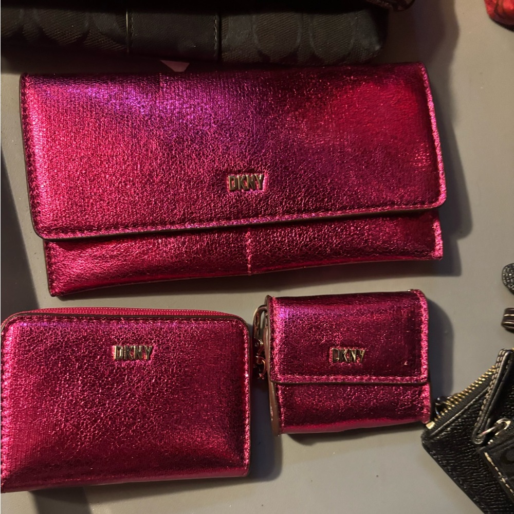 NEW DKNY Lumen  3 piece wallet set has a wallet, card holder, & earbud holder!!